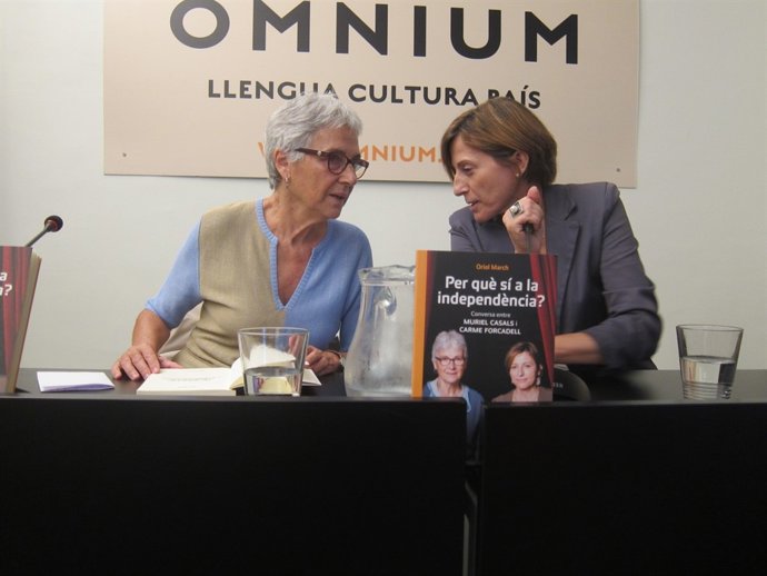 La presidenta de Òmnium Cultural, Muriel Casals, y la de la ANC, Carme Forcadell