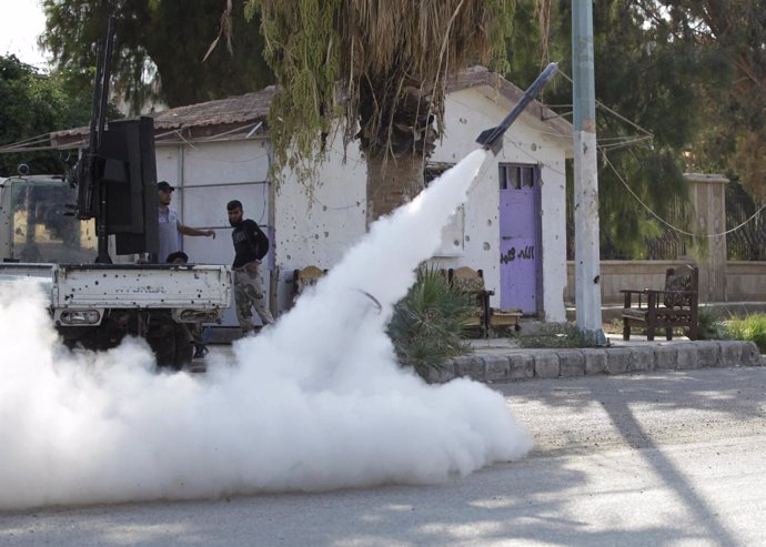Integrantes del Ejército de Siria Libre observan el lanzamiento de un cohete de 