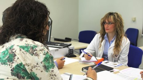 Una Doctora Atiende A Una Paciente En Consulta
