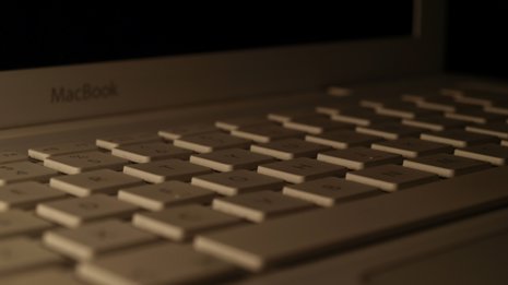 Macbook ordenador oscuro