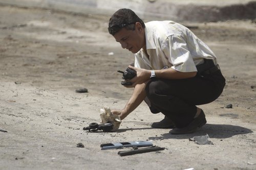 Un policía investiga el sitio de un ataque con bomba cerca del hogar del ministr