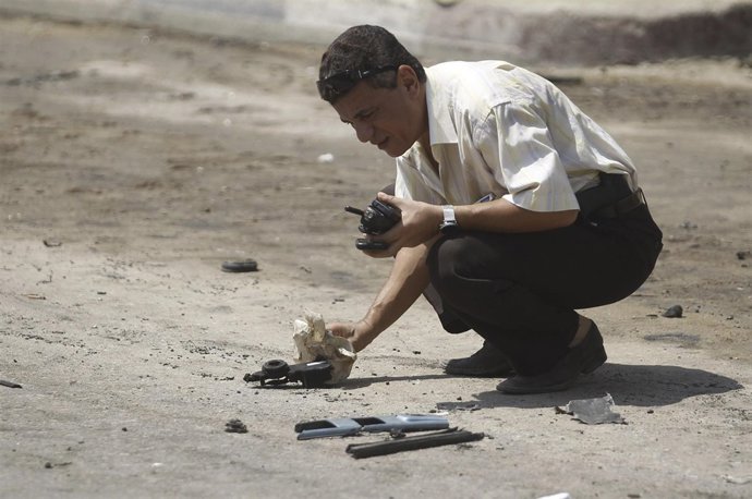 Un policía investiga el sitio de un ataque con bomba cerca del hogar del ministr