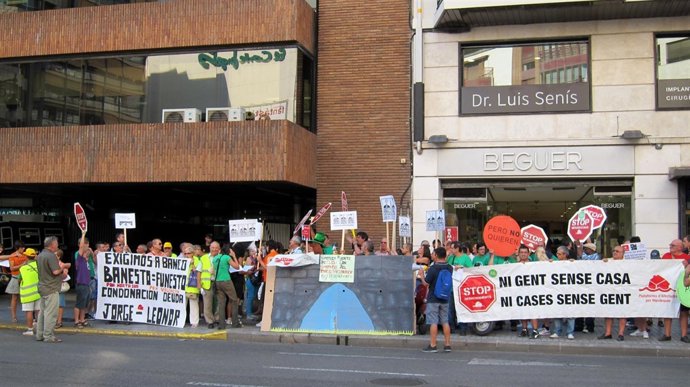 Protesta de la PAH Valencia ante la UCI.