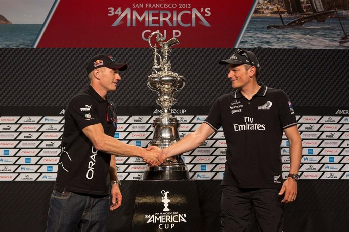 Spithill (Oracle) y Barker (Team New Zealand) 
