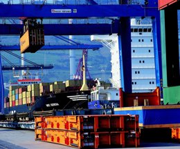 Contenedores En Un Puerto