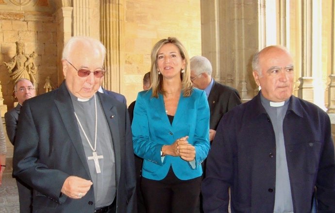 La consejera, con el obispo de Segovia y el deán