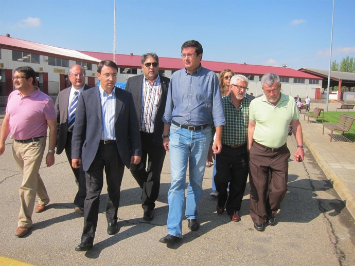 Óscar López y Fernando Pablos junto a alcaldes de municipios salmantinos 