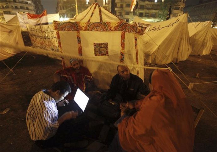 Imagen de archivo de unos manifestantes utilizando un ordenador portátil durante