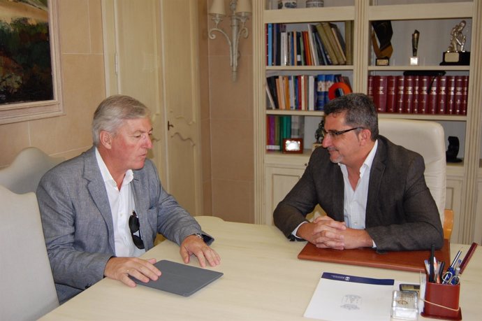 El alcalde de Alcalá, Gutiérrez Limones, con el director de la planta de Henkel.