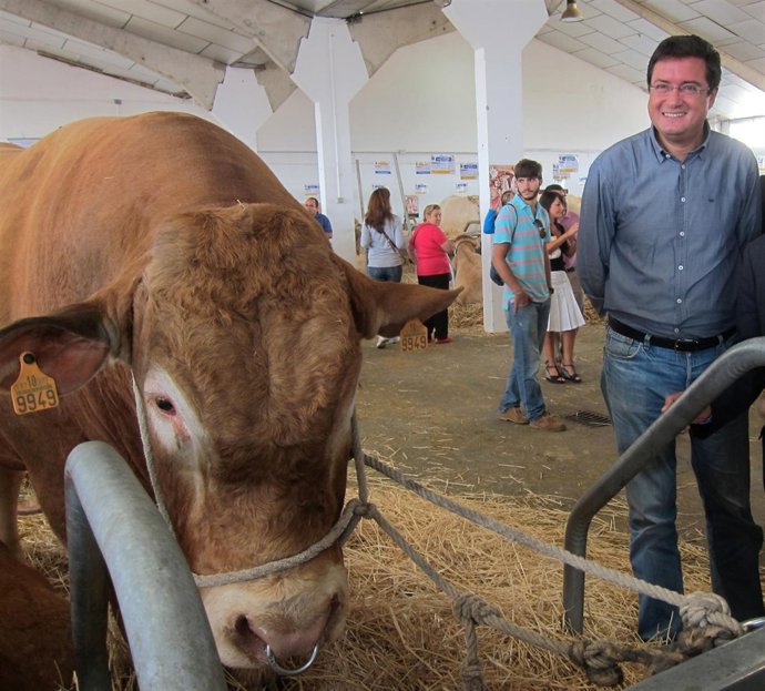 Óscar López en su visita a Agromaq en Salamanca