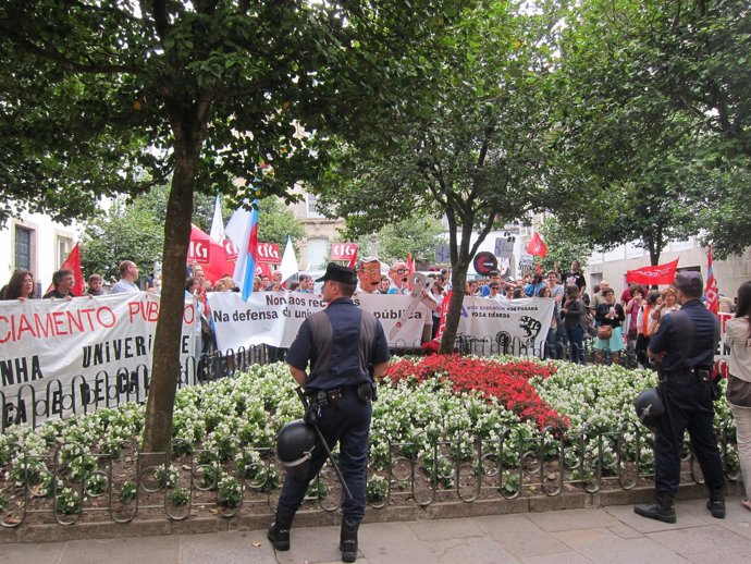 Manifestantes de la comunidad universitaria frente al Pazo de Fonseca