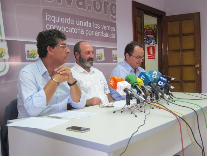 El coordinador provincial de IULV-CA en Huelva, Pedro Jiménez, en el centro. 