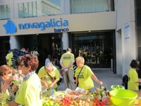 Afectados por las preferentes protestan ante Novagalicia en Vigo con un trueque de productos agrícolas