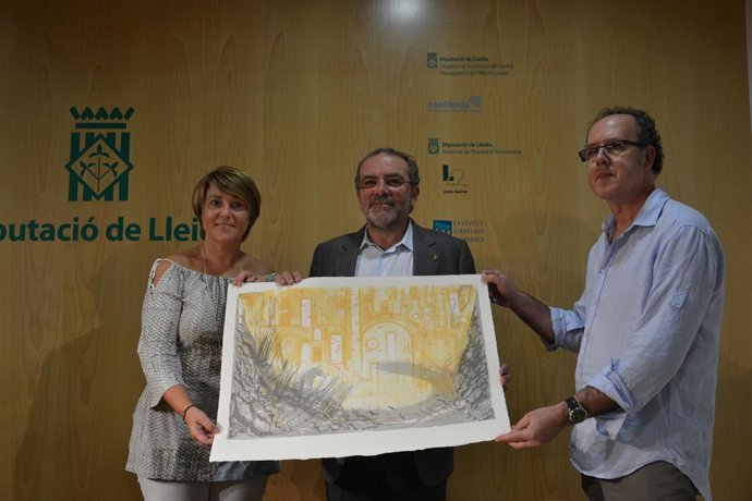 Joan Reñé con la litografía conmemorativa de 1714