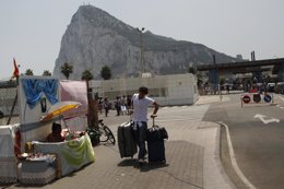 Un hombre arrastra una maleta tras abandonar el territorio de Gibraltar