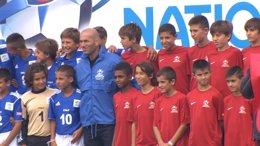 Zidane con los chavales de la Danone Nations Cup