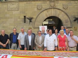 Panaderos de Lleida entregan una coca de la Diada de 25 metros