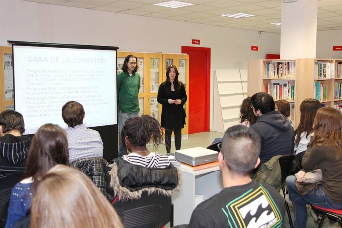 Jóvenes que participaron el año pasado como informadores junto a la concejal