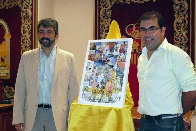 El alcalde y el concejal presentan el cartel de la feria.