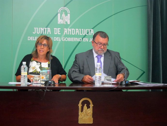 Purificación Gálvez y José Ángel Cifuentes, en la rueda de prensa.