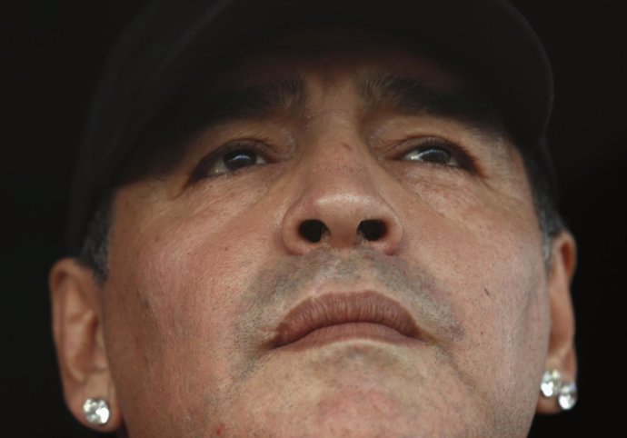 El ex jugador argentino de fútbol Diego Maradona entre los espectadores de un en