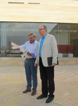 Alcalde y Durán junto al Centro de Visitantes