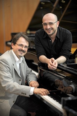 El dúo de pianos Tropos Ensemble.