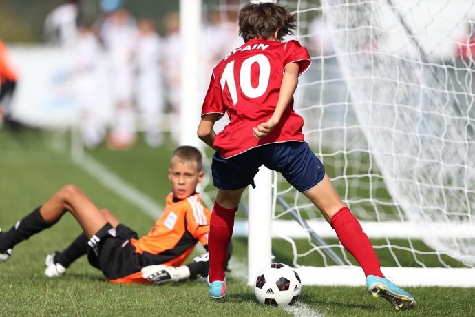 España golea a Italia (4-0) y peleará por la decimotercera plaza