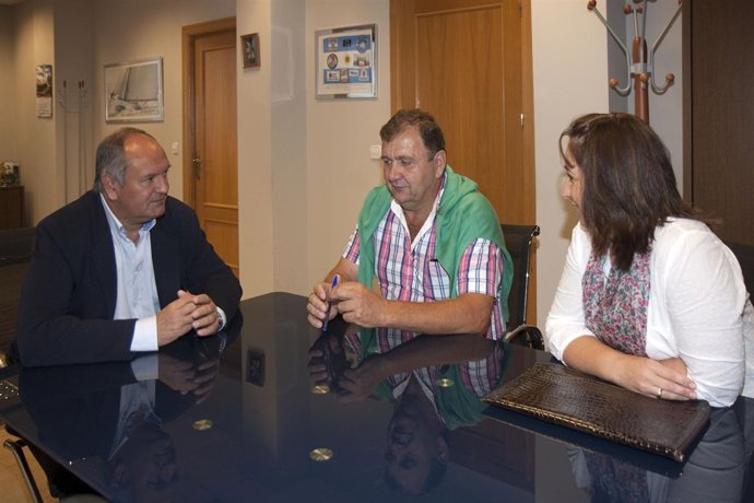 El consejero Javier Fernández con representantes de Valdáliga