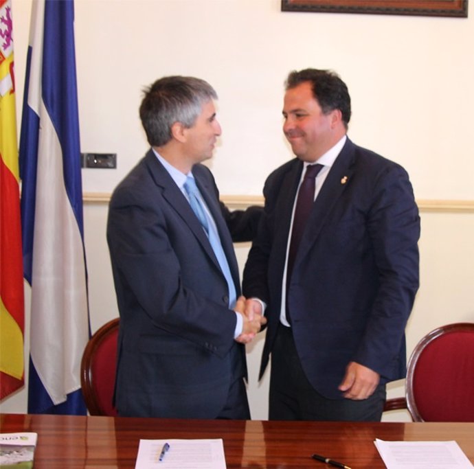 El alcalde de San Juan del Puerto y el director de Ence Huelva. 
