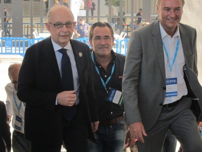 Montoro es recibido por Fabra a su llegada a la Escuela de Verano del PP.