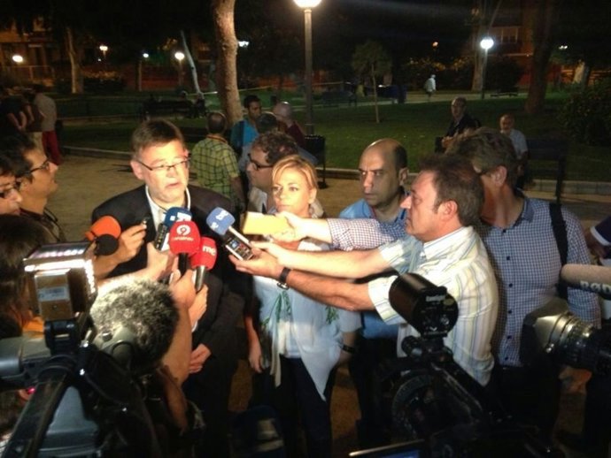 Ximo Puig y Elena Valenciano atienden a los medios en Alicante.