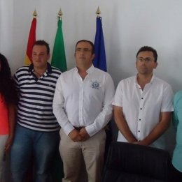 Ediles de IU, Carlos Muñoz y Rafael Pérez, con alcalde de Canillas de Aceitun