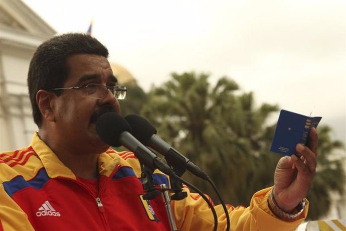 El presidente de Venezuela, Nicolás Maduro, sostiene una copia de la Constitució