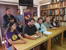 Óscar Valadares, ante el micro, con otros miembros de 'Galiza contra a guerra