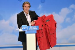  Íñigo De La Serna Con La Cazadora Del Mundial De Vela 2014