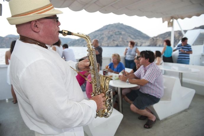 Imagen del paseo nocturno por la bahía