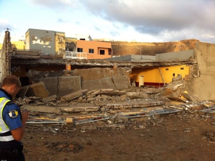 Derrumbe de parte del muro del Centro Cívico de Costa Ayala