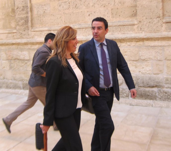 Susana Díaz llega con Mario Jiménez al Parlamento en su investidura