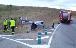 El accidente ha ocurrido en la rotonda del cruce de carreteras
