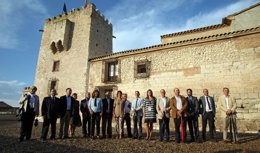 Las autoridades e invitados posan ante el castillo restaurado