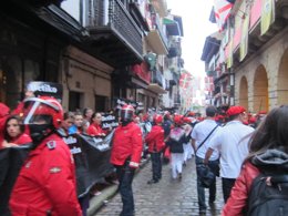 Alarde de Hondarribia entre plásticos negros
