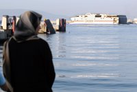 Llegan a Tarifa 12 inmigrantes, dos escondidos en un ferry y diez rescatados en una embarcación