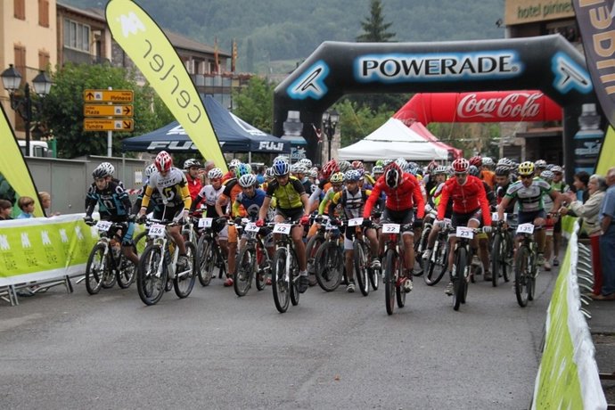 Más de 200 ciclistas participan en la Non Stop 2013 de Aramon Bike.