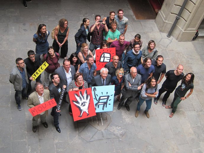 F.Mascarell y la alcaldesa R.M.Perelló, con profesionales de FiraTàrrega