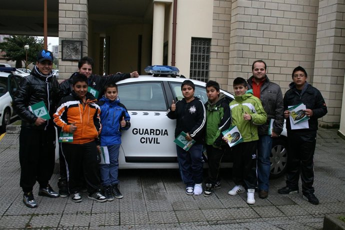 Visita De Jóvenes Gitanos A La Comandancia De La Guardia Civil