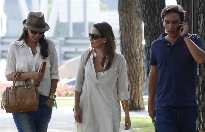  Chenoa Disfruta De Una Comida Con Amigos En La Plaza De La Morajea