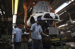 Trabajadores brasileños ensamblan un automóvil Ford en una fábrica en Sao Bernar