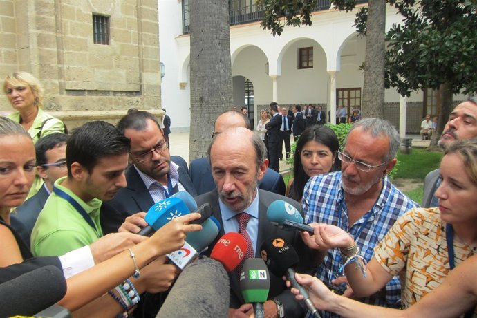 Alfredo Pérez Rubalcaba, atiende hoy a los medios