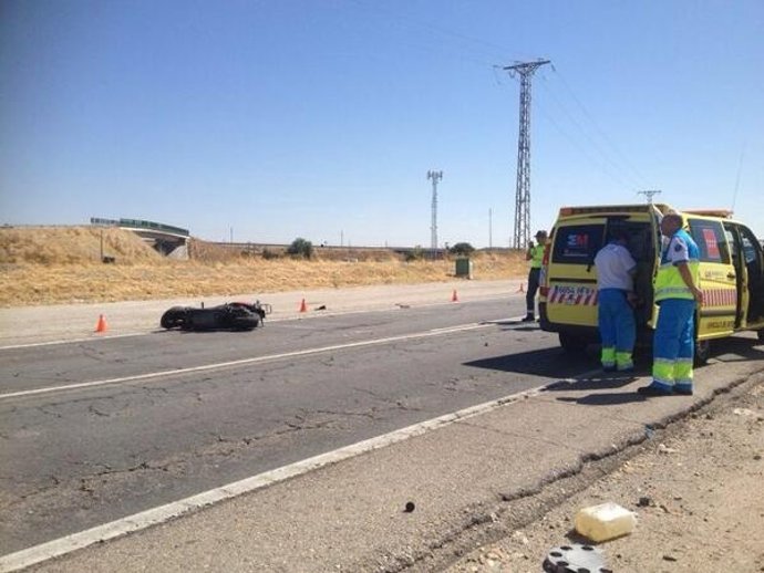 Fallece un motorista arrollado por un camión